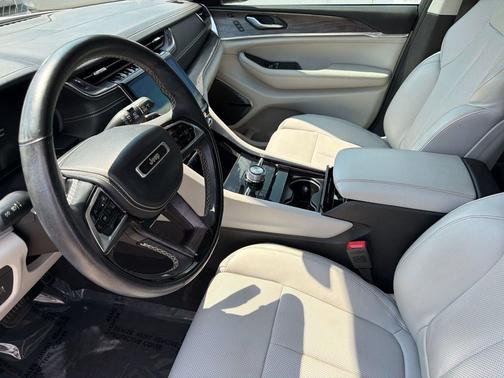 Bright White Clearcoat 2023 Jeep Grand Cherokee Overland