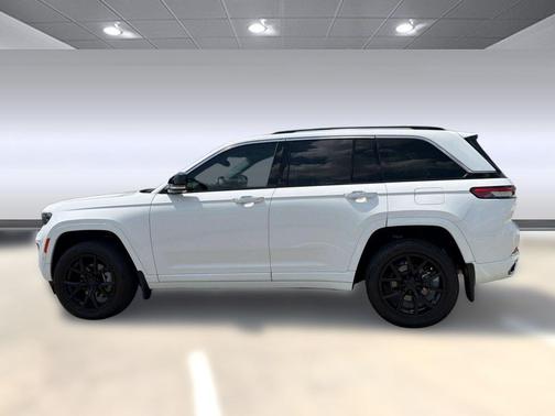 Bright White Clearcoat 2023 Jeep Grand Cherokee Overland