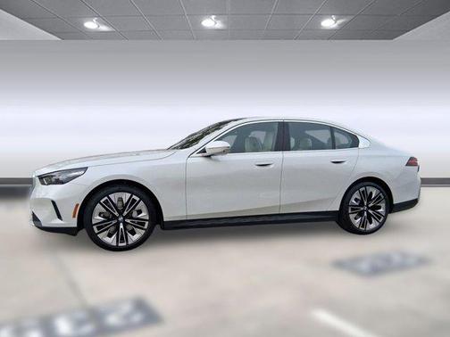 Mineral White Metallic 2026 BMW 530 530i