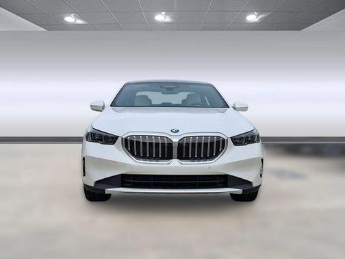 Mineral White Metallic 2026 BMW 530 530i