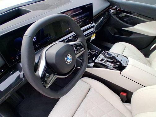 Mineral White Metallic 2026 BMW 530 530i