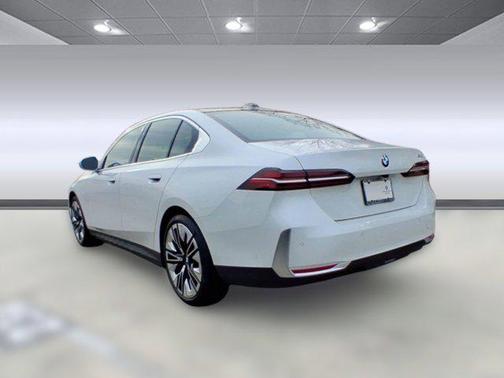 Mineral White Metallic 2026 BMW 530 530i