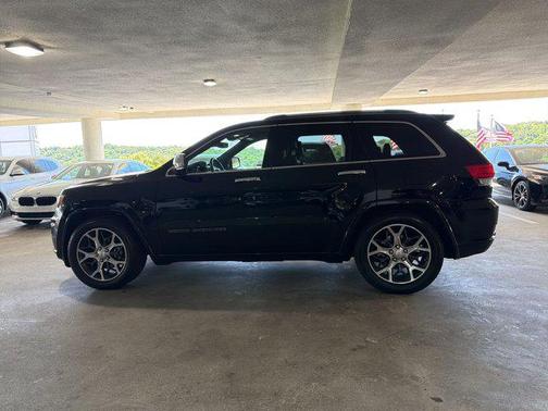 Diamond Black Crystal Pearlcoat 2019 Jeep Grand Cherokee Overland