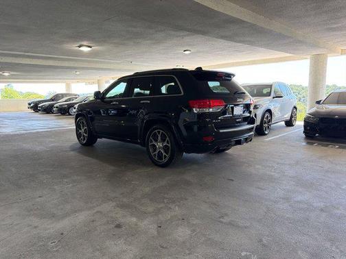 Diamond Black Crystal Pearlcoat 2019 Jeep Grand Cherokee Overland