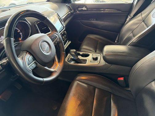 Diamond Black Crystal Pearlcoat 2019 Jeep Grand Cherokee Overland