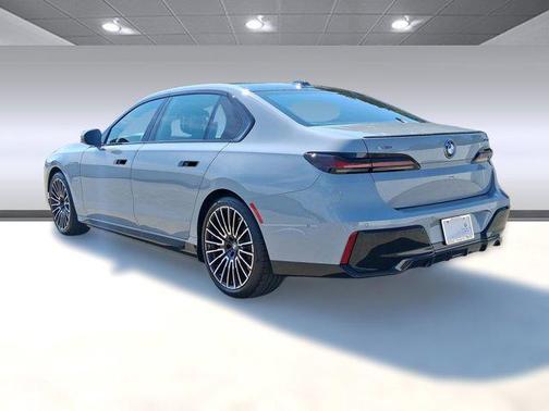 2026 BMW 750e i xDrive