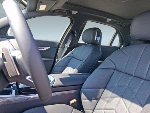 2026 BMW 750e i xDrive