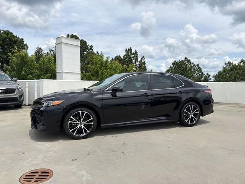 Midnight Black Metallic 2019 Toyota Camry SE