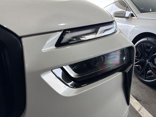 Mineral White Metallic 2024 BMW X7 xDrive40i