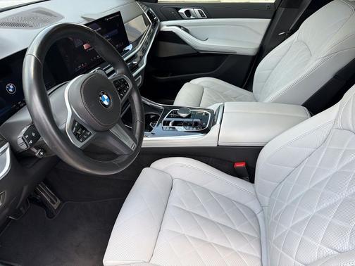 Mineral White Metallic 2024 BMW X7 xDrive40i