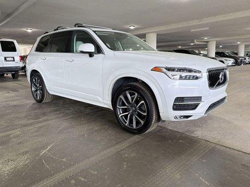 White 2019 Volvo XC90 T6 Momentum