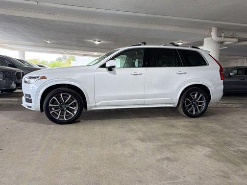 White 2019 Volvo XC90 T6 Momentum