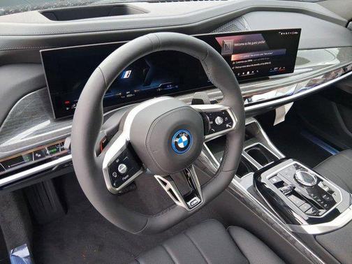 2026 BMW 750e i xDrive