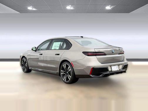 2026 BMW 750e i xDrive