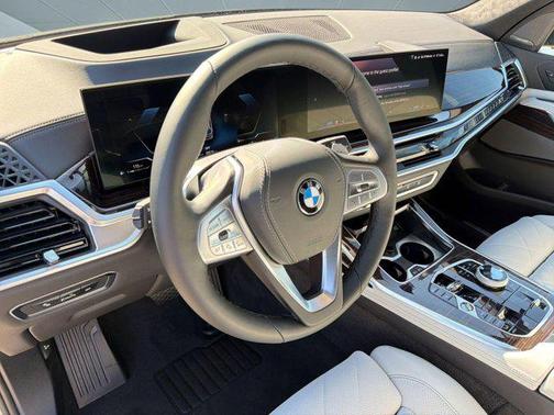 Skyscraper Grey Metallic 2027 BMW X7 xDrive40i
