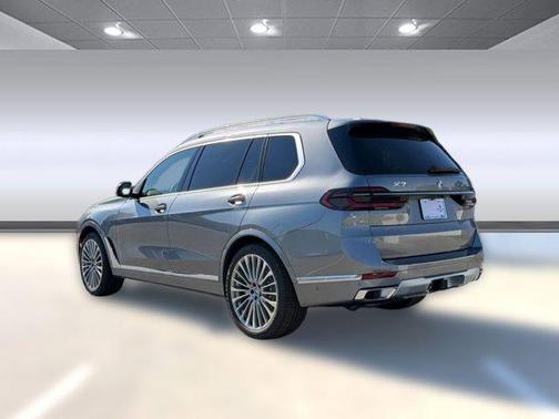Skyscraper Grey Metallic 2027 BMW X7 xDrive40i