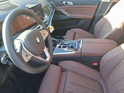 Aventurin Red Metallic 2026 BMW X7 xDrive40i