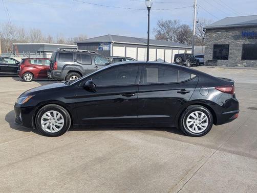 2019 Hyundai ELANTRA SE