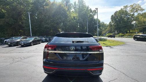 Deep Black Pearl Effect 2023 Volkswagen Atlas Cross Sport 2.0T SE w/Technology