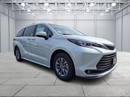 2025 Toyota Sienna XLE 8 Passenger