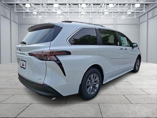 2025 Toyota Sienna XLE 8 Passenger