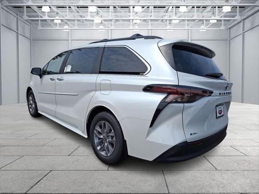 2025 Toyota Sienna XLE 8 Passenger