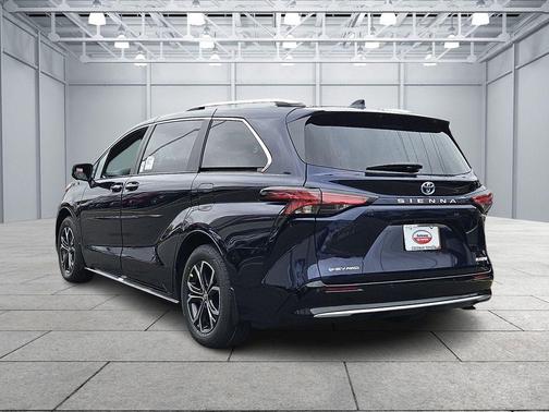 2025 Toyota Sienna Platinum