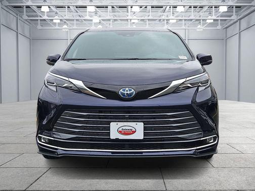 2025 Toyota Sienna Platinum