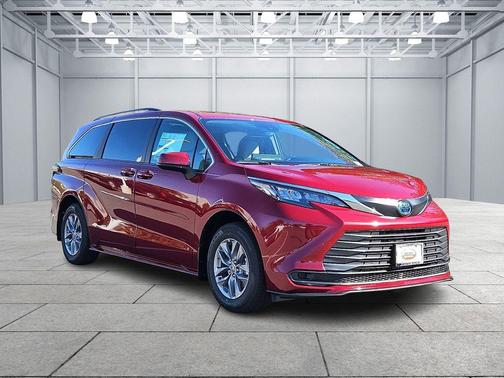 2025 Toyota Sienna LE