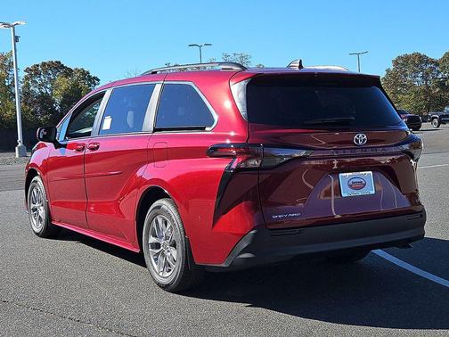 2025 Toyota Sienna LE