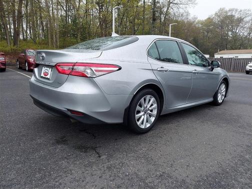 Photo 4 of 26 of 2019 Toyota Camry LE