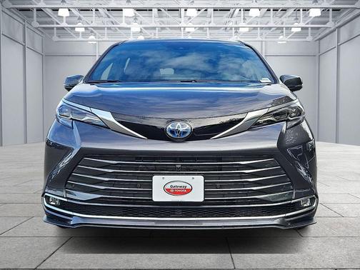 2025 Toyota Sienna Platinum 7 Passenger