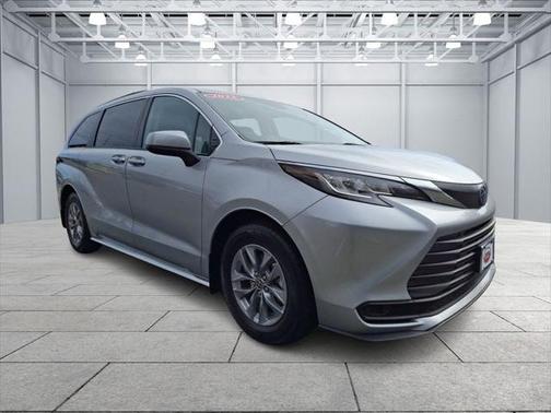 2023 Toyota Sienna LE