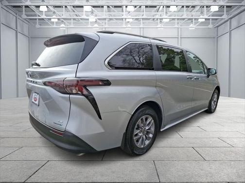 2023 Toyota Sienna LE