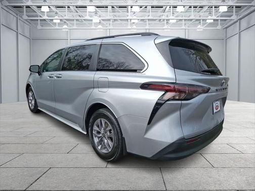2023 Toyota Sienna LE