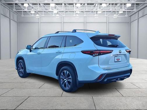 2024 Toyota Highlander Hybrid XLE