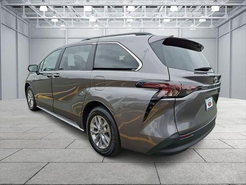 2024 Toyota Sienna XLE 8 Passenger