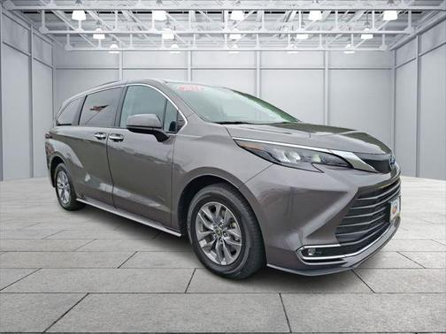 2024 Toyota Sienna XLE 8 Passenger
