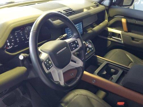 2023 Land Rover Defender SE