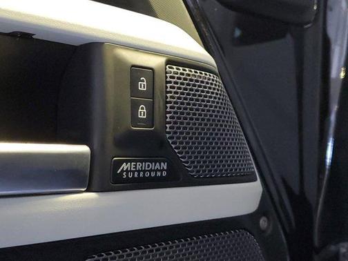 2023 Land Rover Defender SE