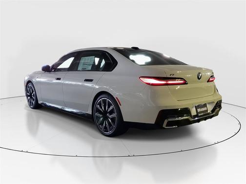 2025 BMW i7 M70