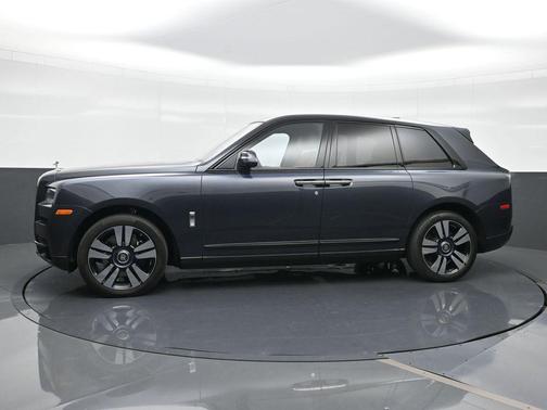 Gray 2023 Rolls-Royce Cullinan