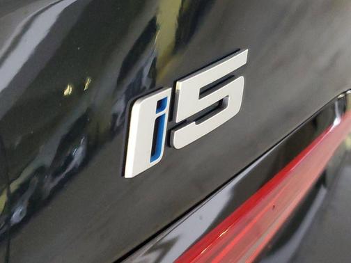 Black Sapphire Metallic 2026 BMW i5 eDrive40