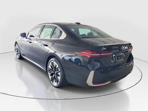 Black Sapphire Metallic 2026 BMW i5 eDrive40