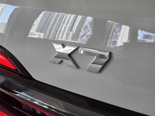 White 2027 BMW X7 M60i