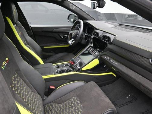 2022 Lamborghini Urus Base