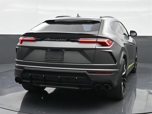 2022 Lamborghini Urus 
