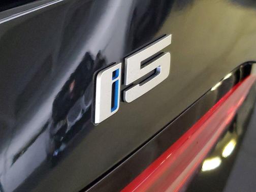 Black Sapphire Metallic 2026 BMW i5 eDrive40