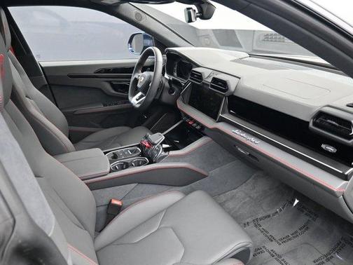2025 Lamborghini Urus SE