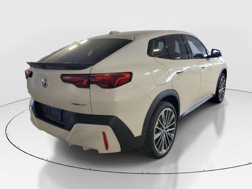 Alpine White 2026 BMW X2 xDrive28i